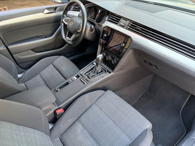Fahrzeugabbildung Volkswagen Passat Variant 1.5 DSG+AHK+Navi+CarPlay+LM+WR