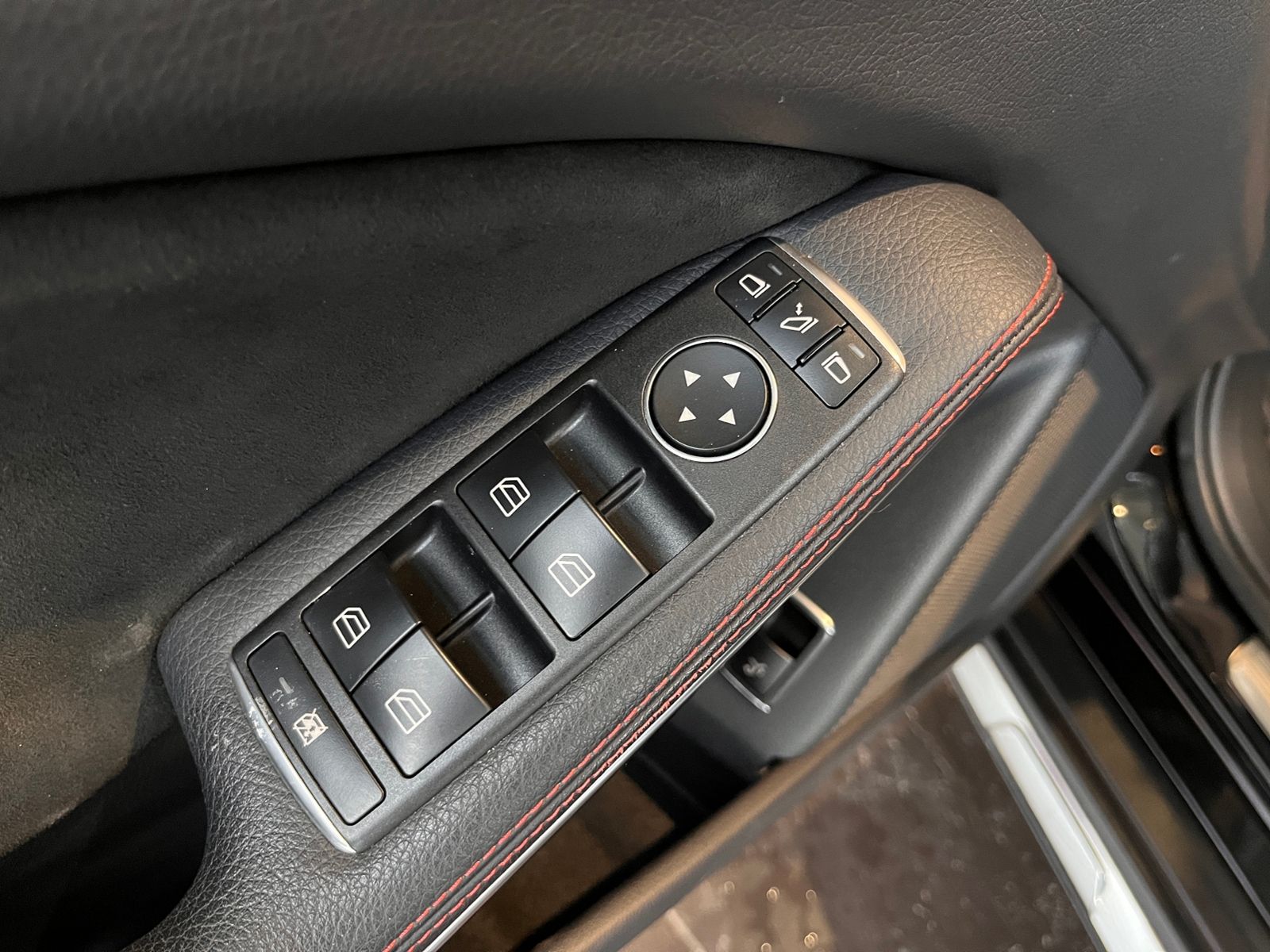 Fahrzeugabbildung Mercedes-Benz GLA 250 4Matic AMG Line AHK PANO RFK 19"