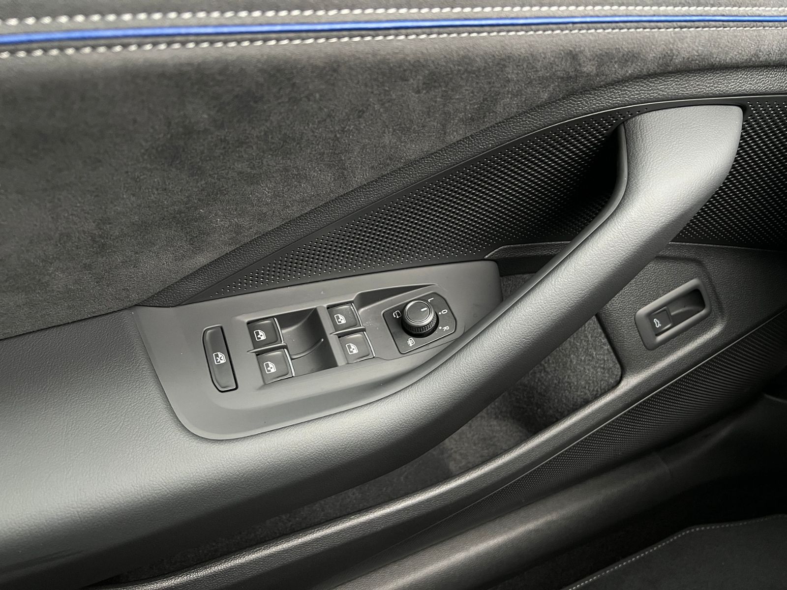 Fahrzeugabbildung Volkswagen Passat Variant R-Line 2.0 TDI DSG 4MOTION *AHK,