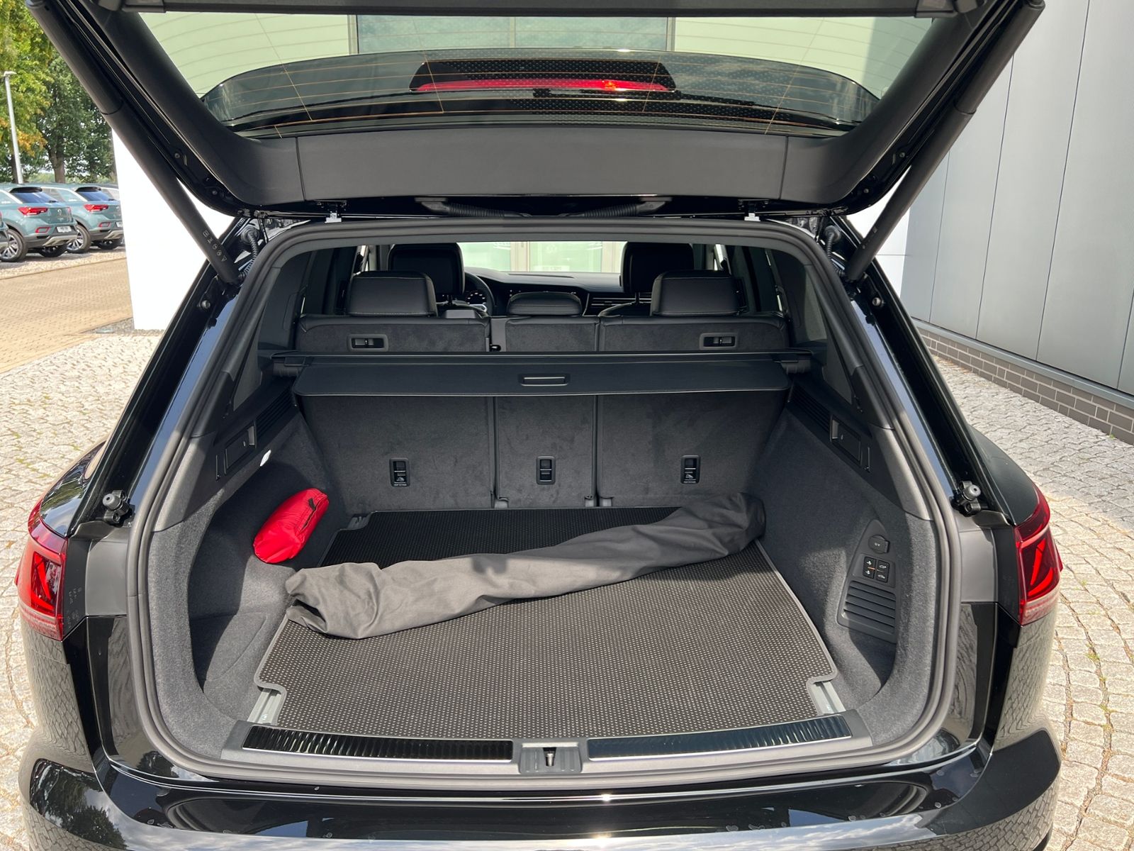 Fahrzeugabbildung Volkswagen Touareg  R-Line 3.0 TDI V6 DSG 4MOTION *Leder, A