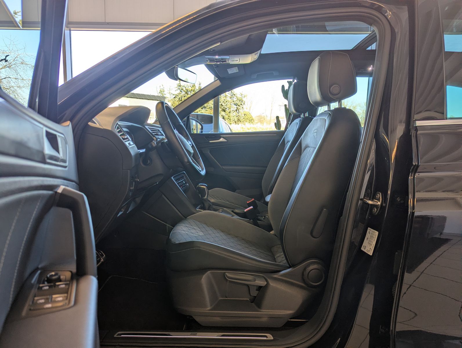 VW Tiguan 2.0 TDI DSG R-Line Matrix Pano HUD AHK 20 - Image 15