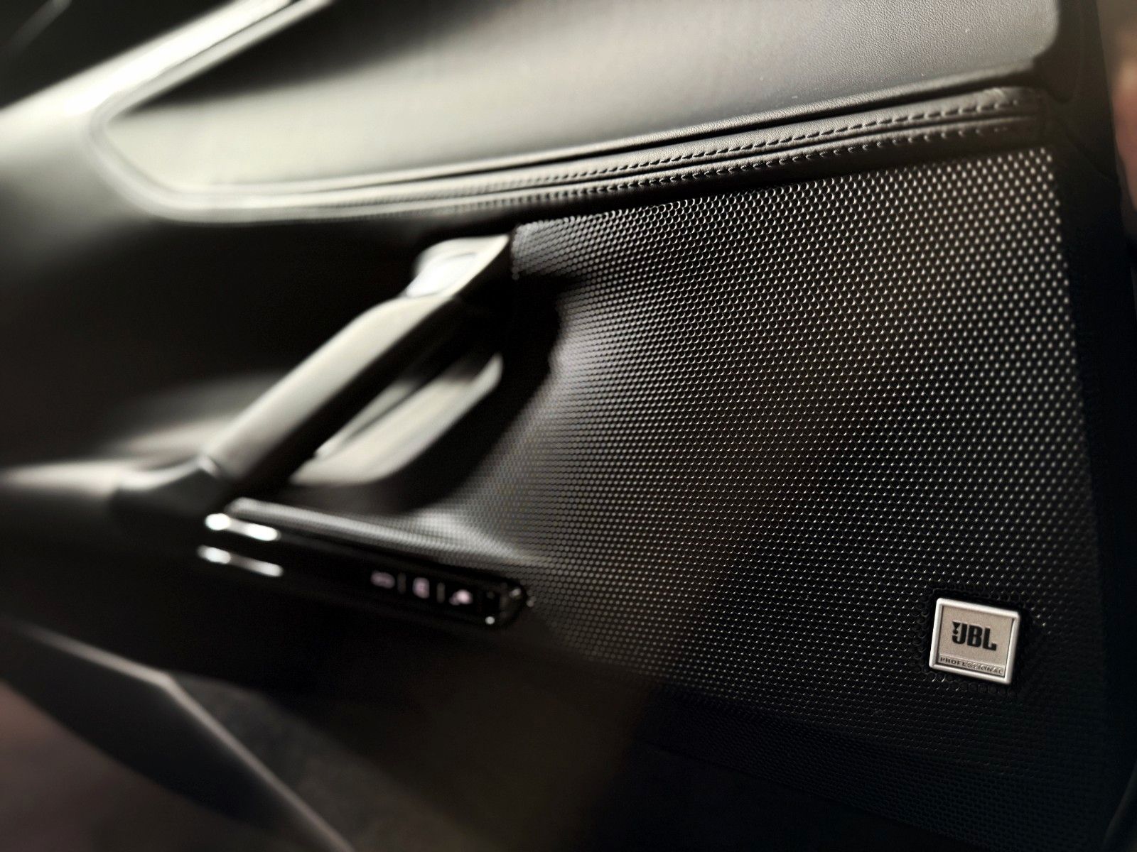 Fahrzeugabbildung Ferrari SF90 + Grigio Ferro + 2.257 km + Lift + Daytona