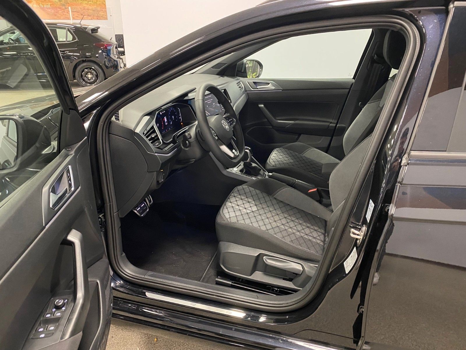 Fahrzeugabbildung Volkswagen Taigo 1.0 TSI DSG R-Line+MATRIX+iQ Light+ACC+App