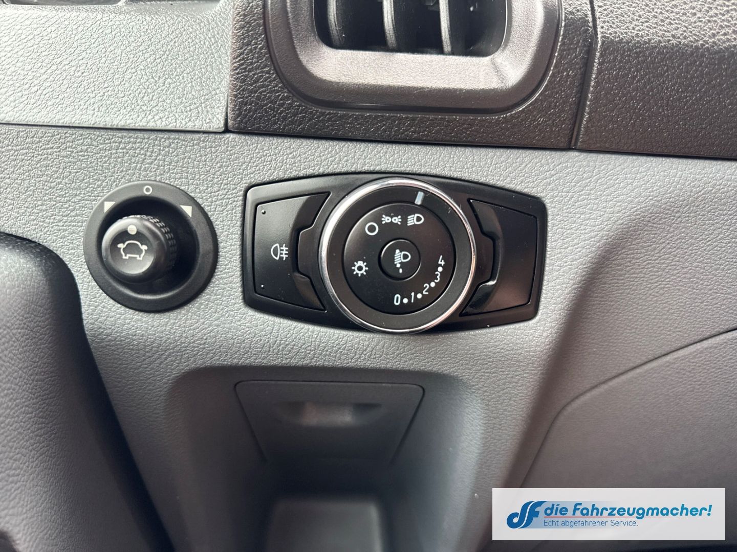 Fahrzeugabbildung Ford Transit Pritsche 310 L2 Doppelkabine 2.0 TDCi DP