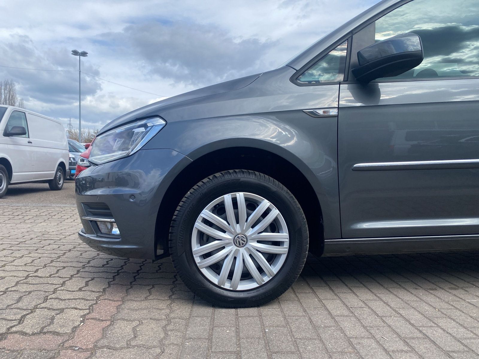 Fahrzeugabbildung Volkswagen Caddy 2.0 TDI Highline XENON NAVI STANDHZG