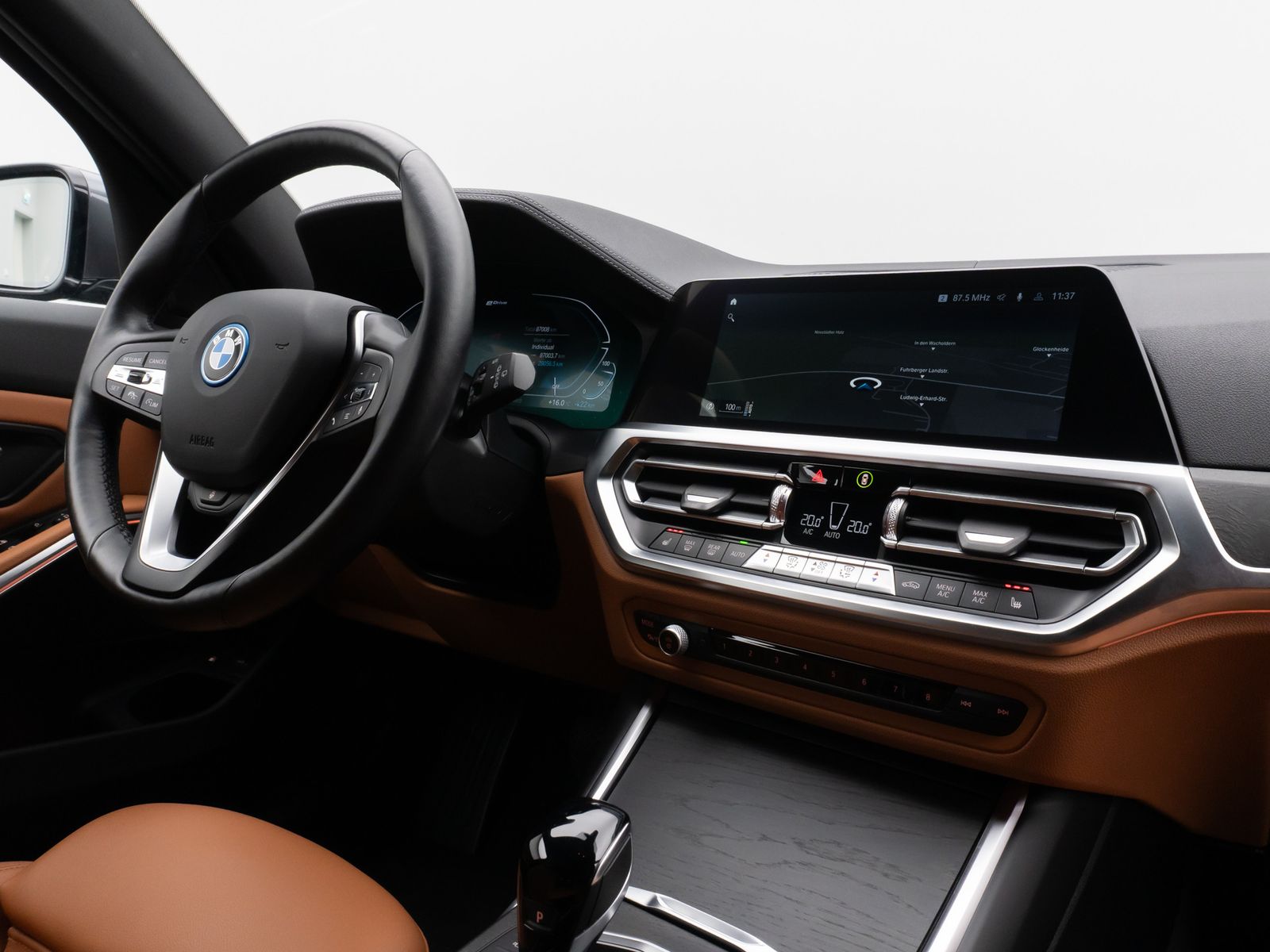 Fahrzeugabbildung BMW 330e Luxury Line 360°Laser HUD DAB HiFi Sport