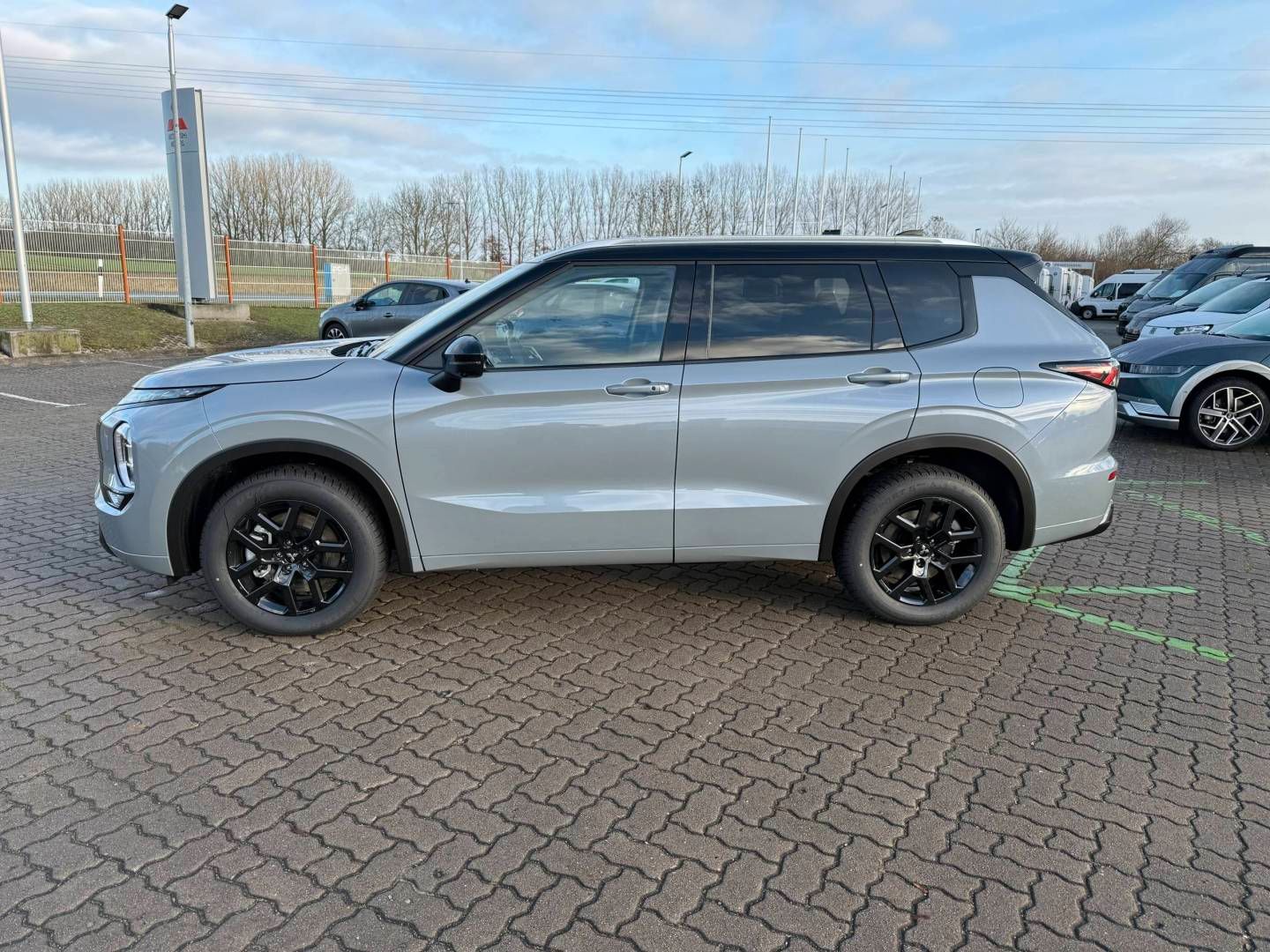 Fahrzeugabbildung Mitsubishi Outlander Plug-in TOP- Black Line