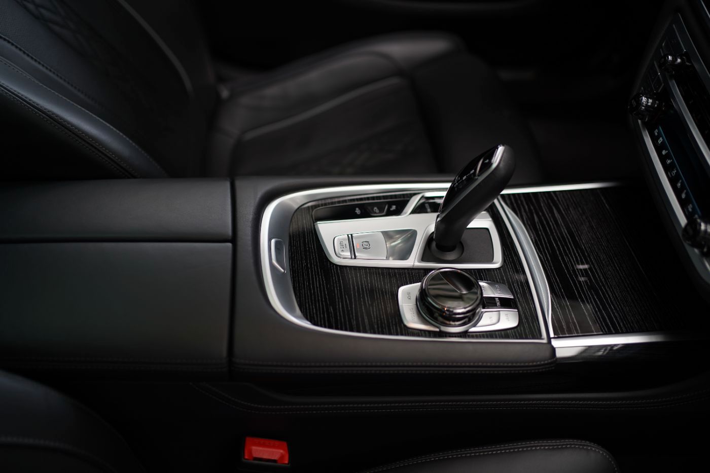 Fahrzeugabbildung BMW 750i xDrive +ferngest. Parken+Komfortsitze v&h++