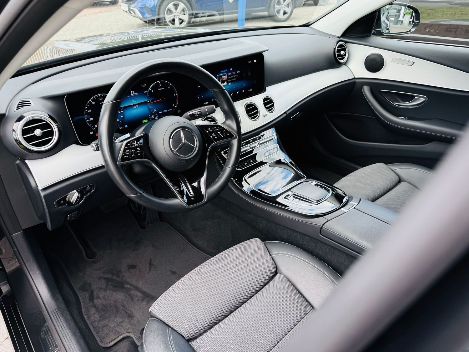 Fahrzeugabbildung Mercedes-Benz E 220 T d AVANTGARDE, Standheizung, MBUX Premium