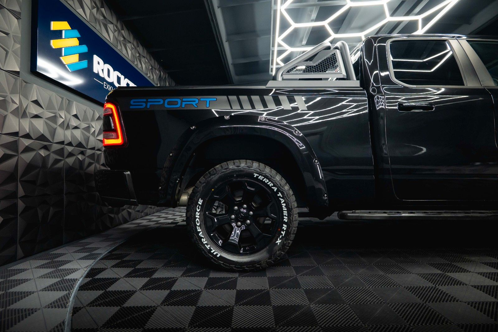 Fahrzeugabbildung Dodge RAM 5.7 V8 HEMI 4x4 OFFROAD Night-Paket LONGBED