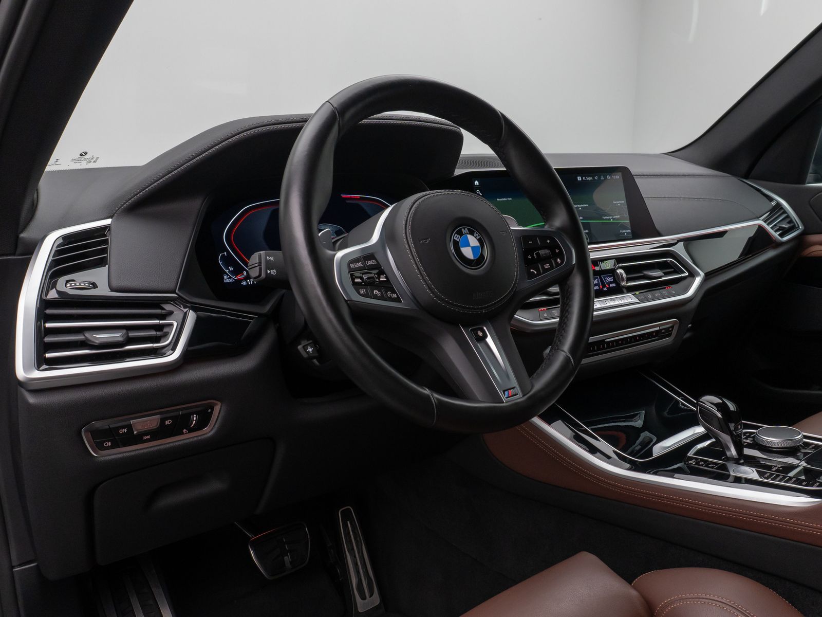 Fahrzeugabbildung BMW X5 xD30d M Sport 360° HUD DAB 4xKlima AHK 22Zoll