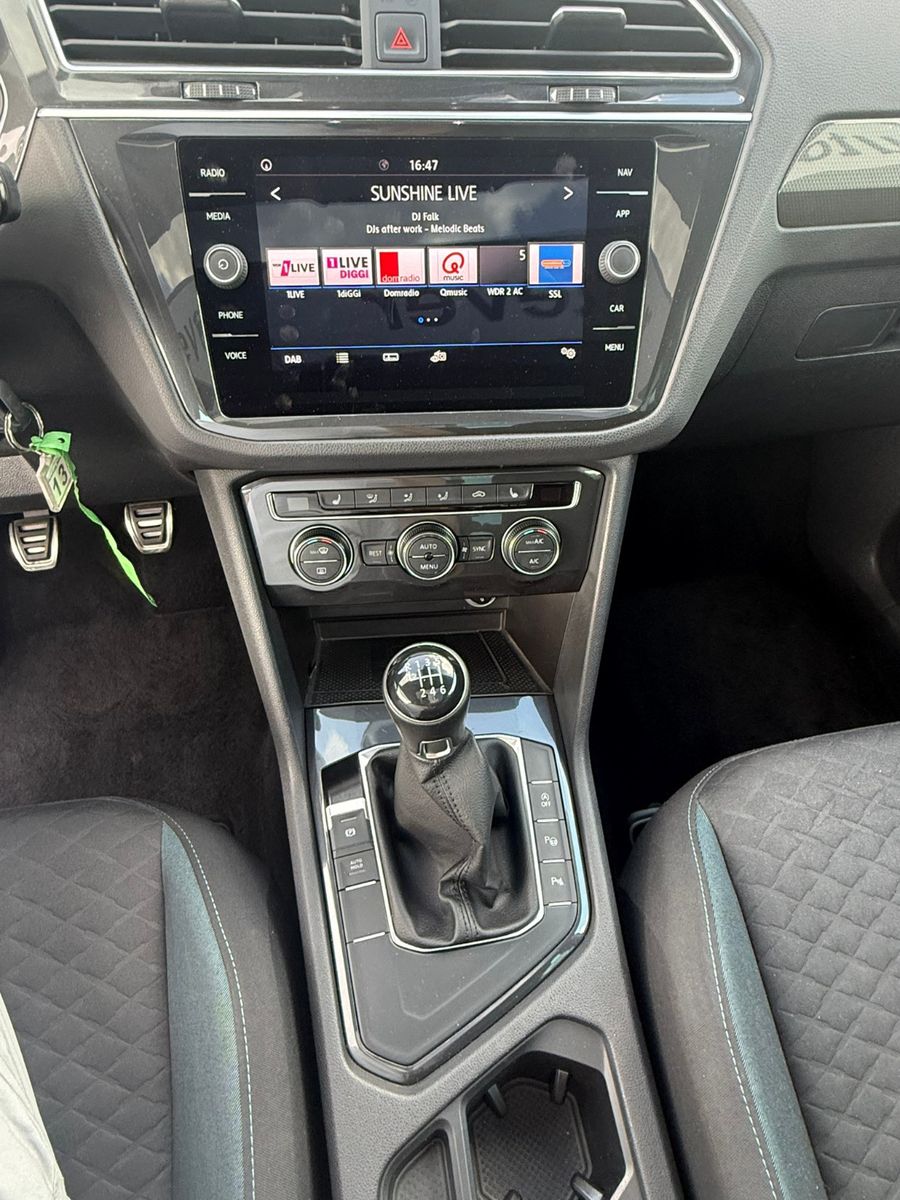 Fahrzeugabbildung Volkswagen Tiguan IQ.DRIVE PANO NAVI KLIMAAUTO SITZHEIZ AHK