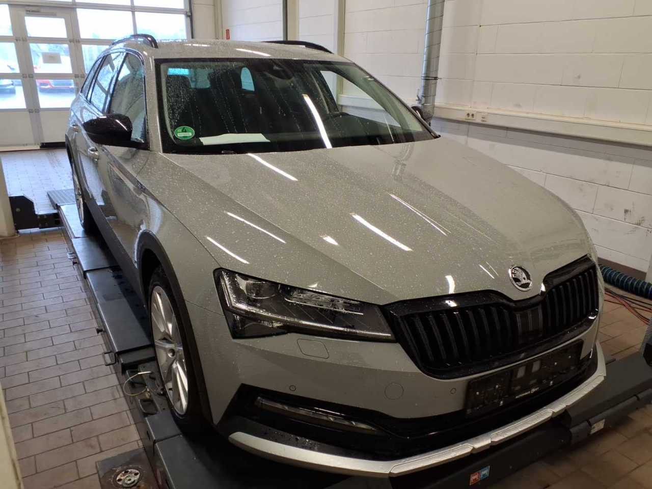 Skoda Superb Combi 2.0 TDI 4x4 Scout*AHK*DCC*ACC*BLACK imagem 3
