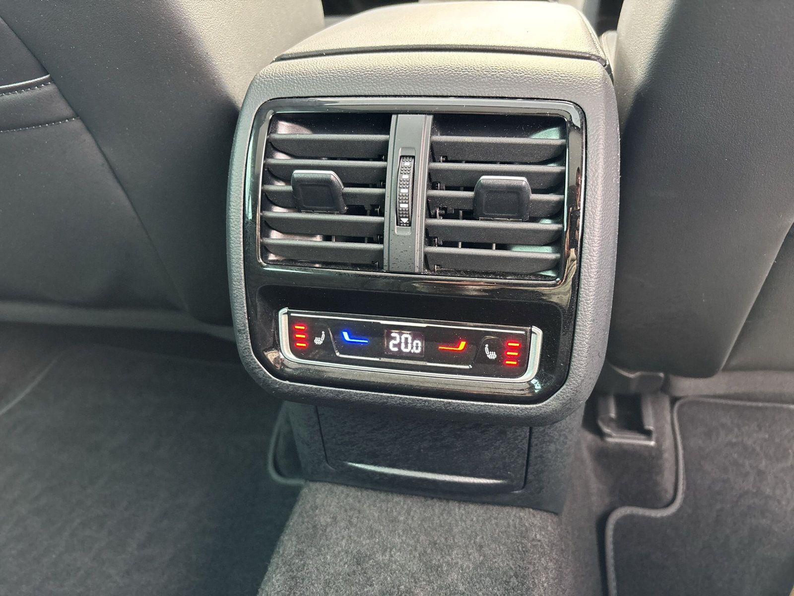 Fahrzeugabbildung Volkswagen Passat Variant Elegance 2.0 TDI 4Motion DSG AHK