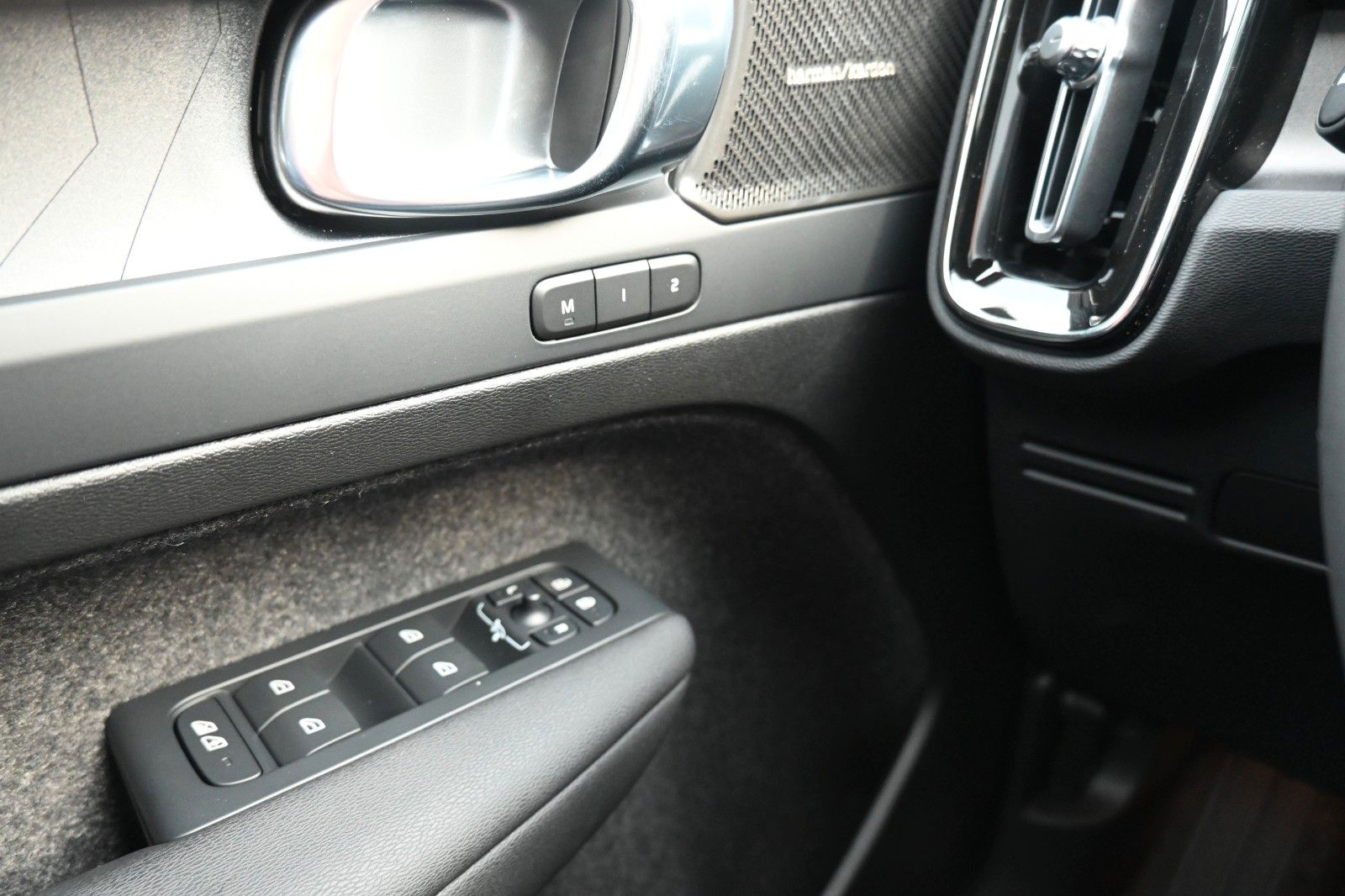 Fahrzeugabbildung Volvo XC40 Ultimate RC Pure Electric AWD*360°*PANO*GSD