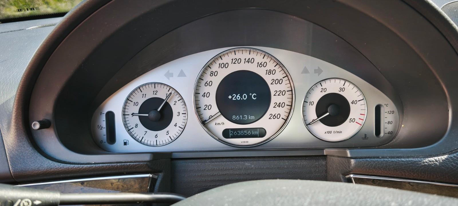 Mercedes-Benz 320 2004 — interior