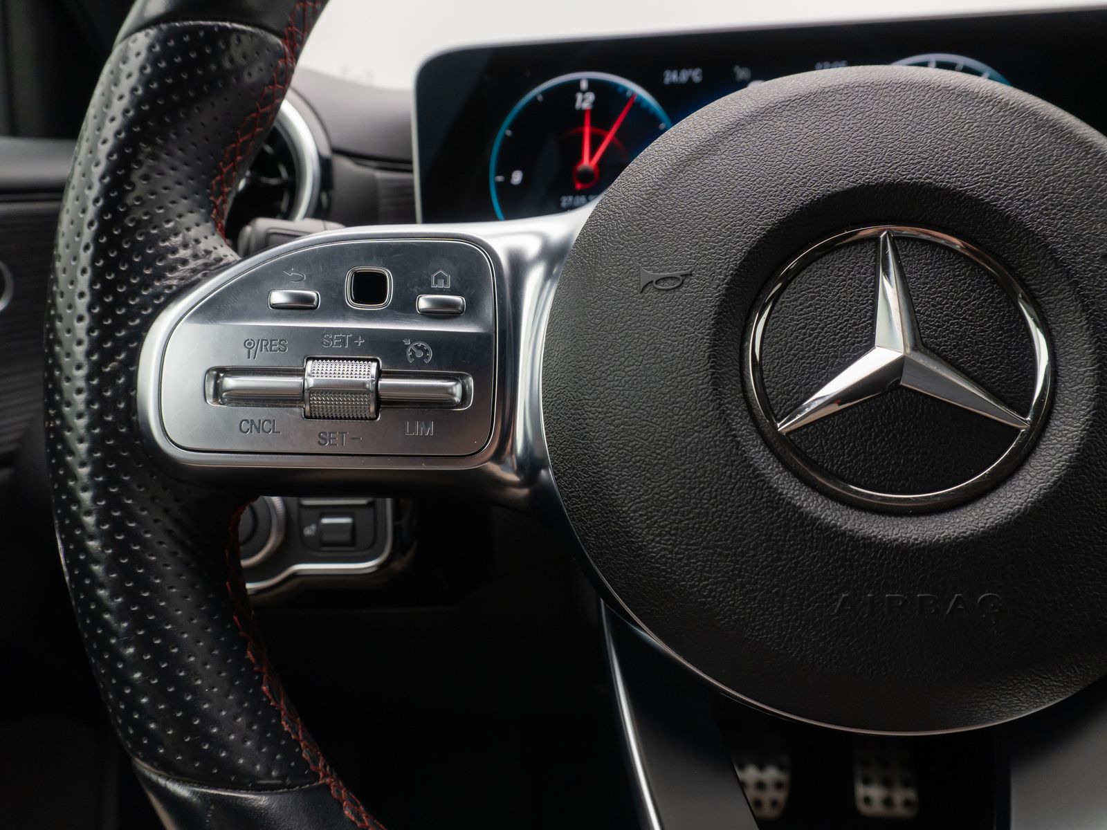 Fahrzeugabbildung Mercedes-Benz A250 AMG Line Kamera AHK Alarm Sportsitz 18Zoll