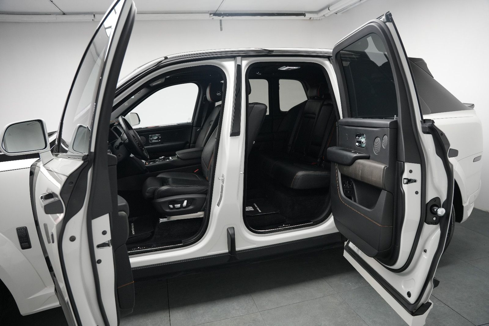 Fahrzeugabbildung Rolls-Royce Cullinan/NOVITEC/WIDEBODY/24''/FOND-TV/STERNEHIM