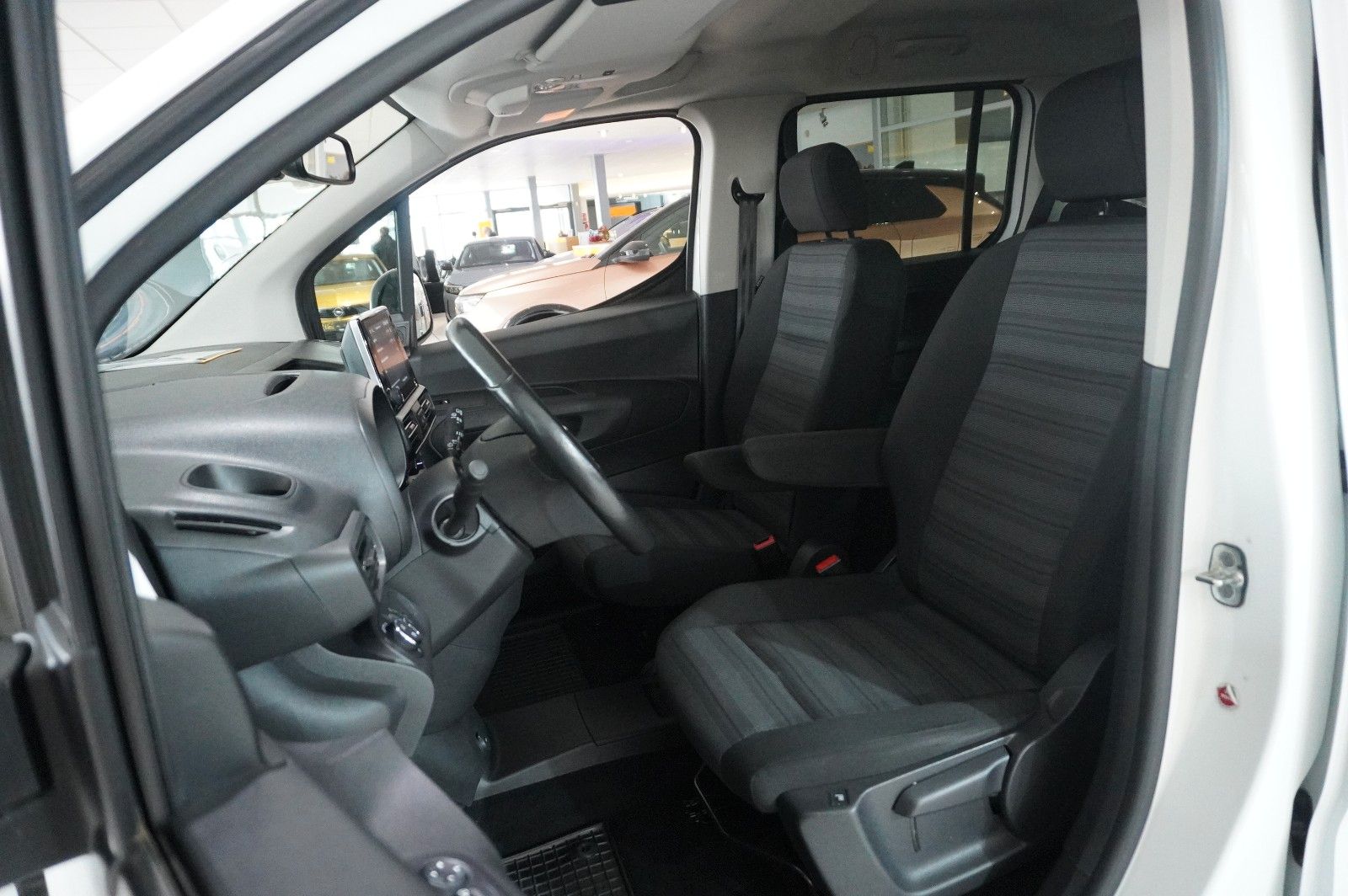 Fahrzeugabbildung Opel Combo-e LIFE ELEGANCE 11KW NAVI/KAMERA/VIRT./DAB