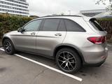 Mercedes-Benz GLC 300 e 4MATIC Hybrid Benzin/E - mit Hybrid-Antrieb: Beige, Geländewagen