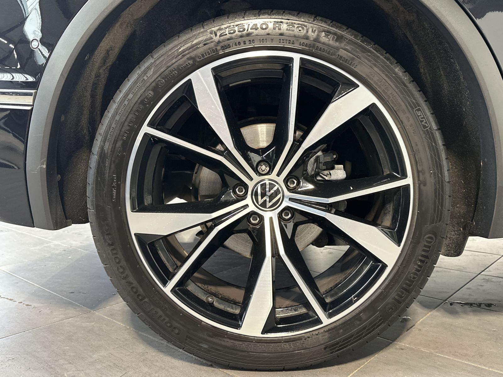 Fahrzeugabbildung Volkswagen Tiguan 1.5 TSI DSG R-Line NAV+LED+AHK+20ZOLL+KAM