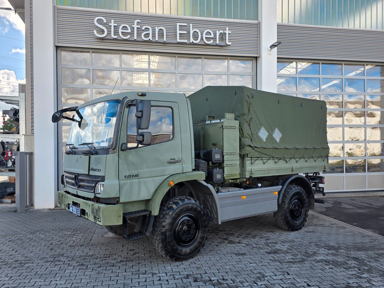 Fahrzeugabbildung Mercedes-Benz Atego 1018 A 4x4 Pritsche Plane
