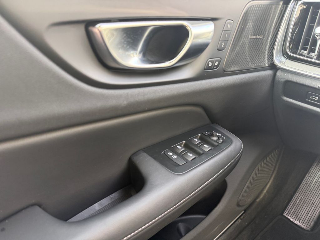 VOLVO V60 B4 B DKG Plus Dark 360° HUD AHK semi elektr. VOLVO V60 B4 B DKG Plus Dark 360° HUD AHK semi elektr.