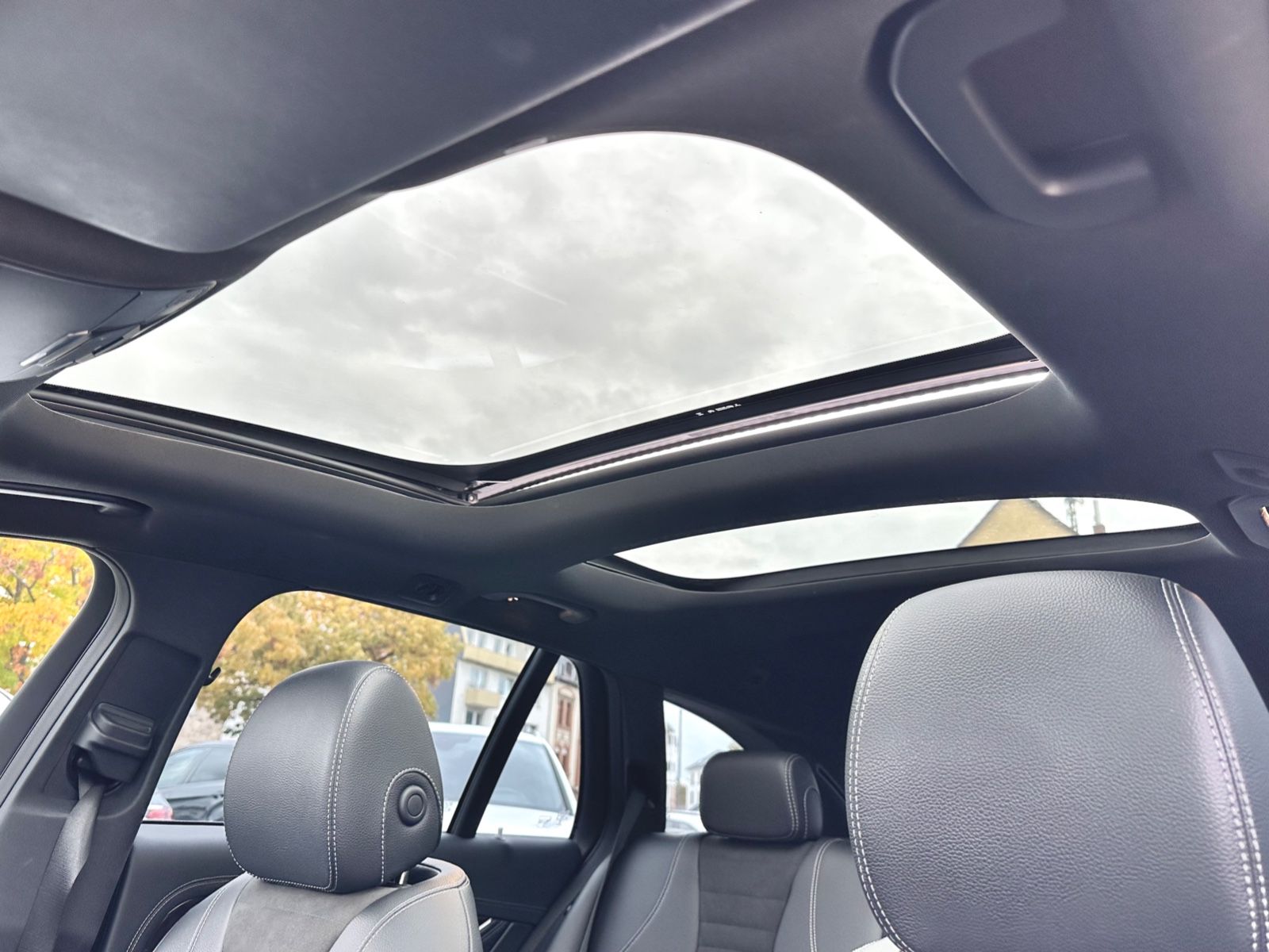 Fahrzeugabbildung Mercedes-Benz E 350 d T AMG LINE 4MATIC*PANO+M.2018*