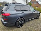 BMW X7M50i  Dark Shadow 1/500/B&W/StHz/ 4x4 Lenkung - BMW X7 M50 aus 2021