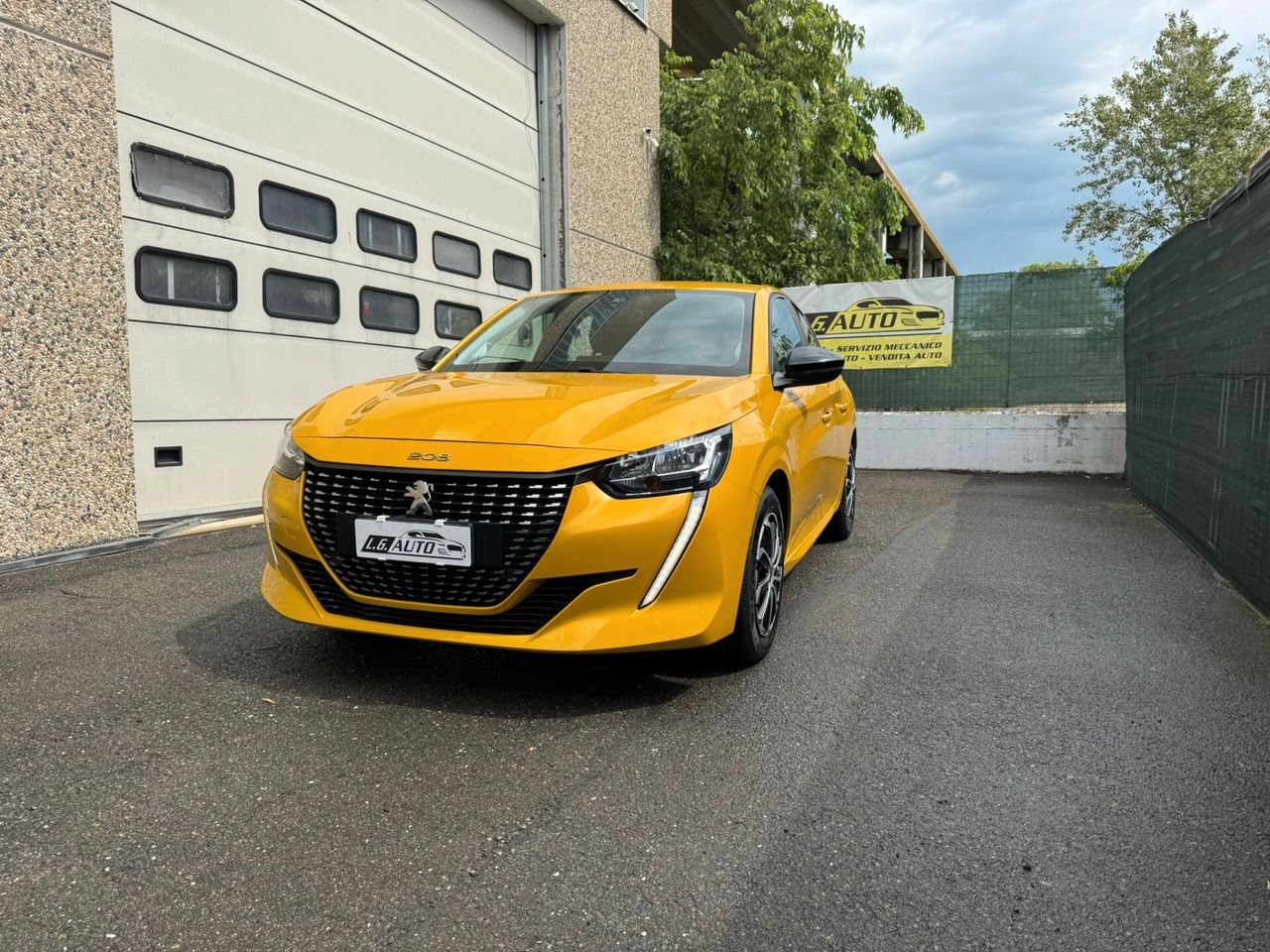 PEUGEOT 208
