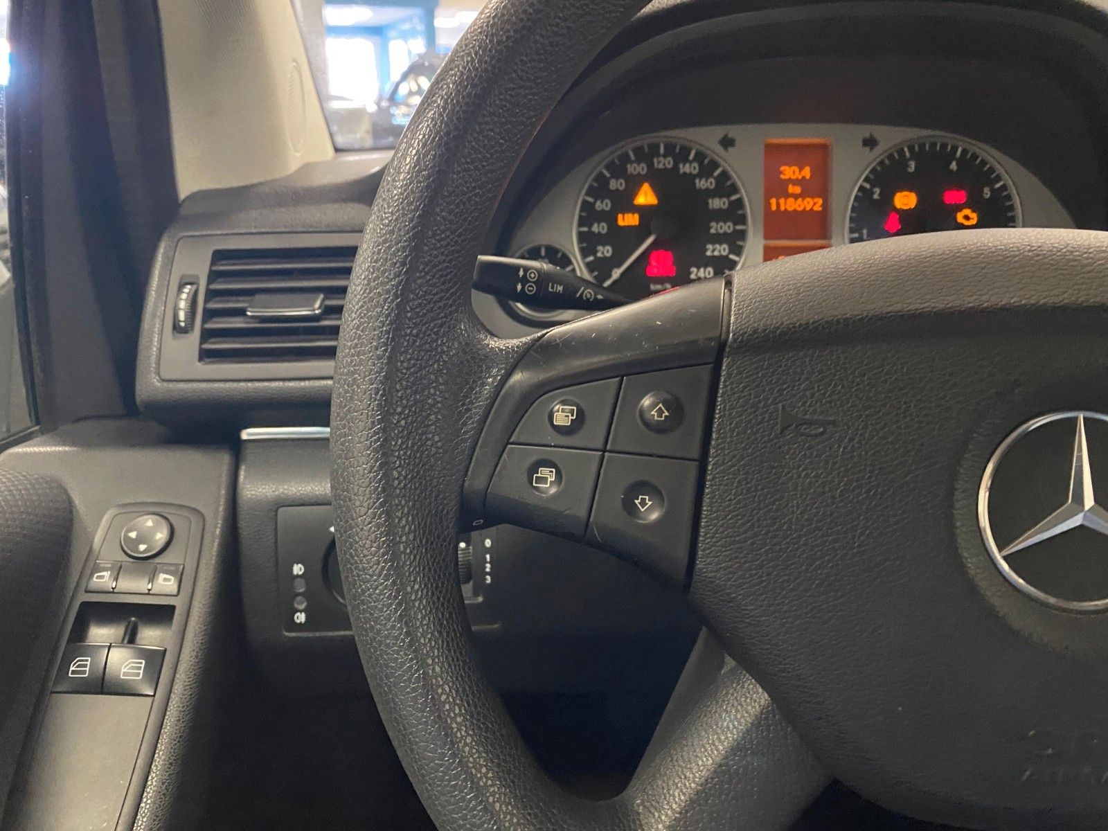 Fahrzeugabbildung Mercedes-Benz B 180 Autotronic+BLUETOOH FREISPRECHEINRICHTUNG