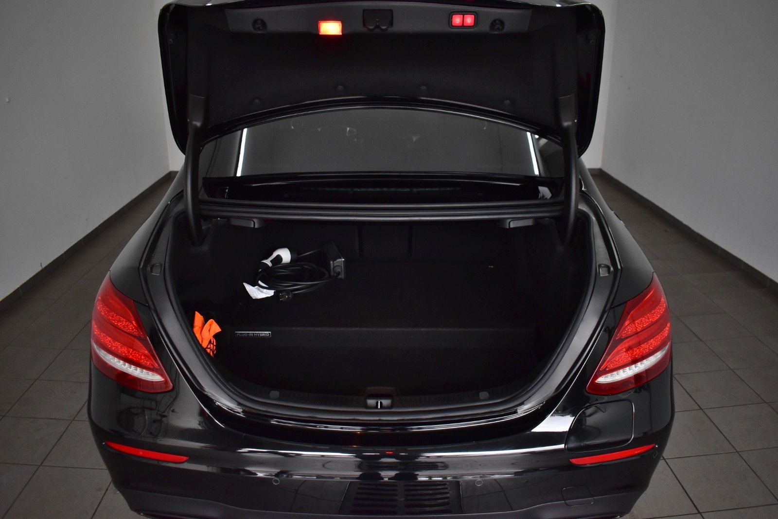 Fahrzeugabbildung Mercedes-Benz E 350e AMG Line,Leder,Navi,LED,HUD,Panor,360°+WR