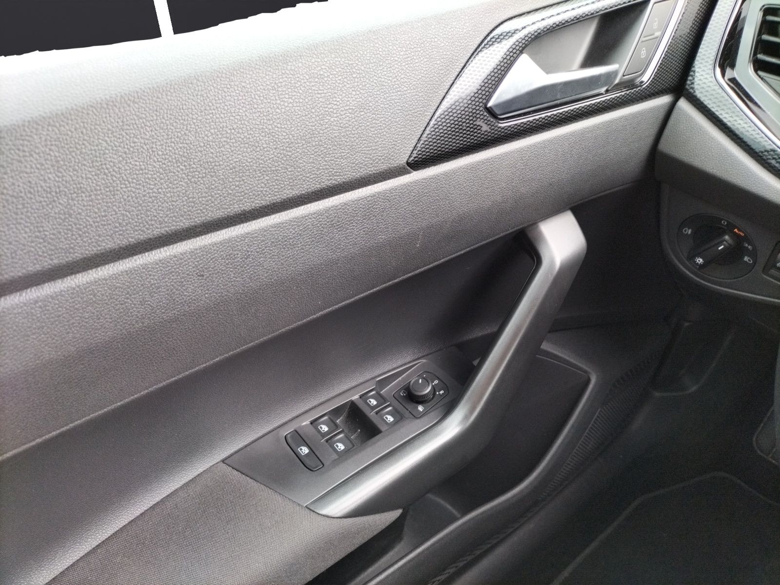 Fahrzeugabbildung Volkswagen Polo TSI Life LED Navi AID ACC PDC SH