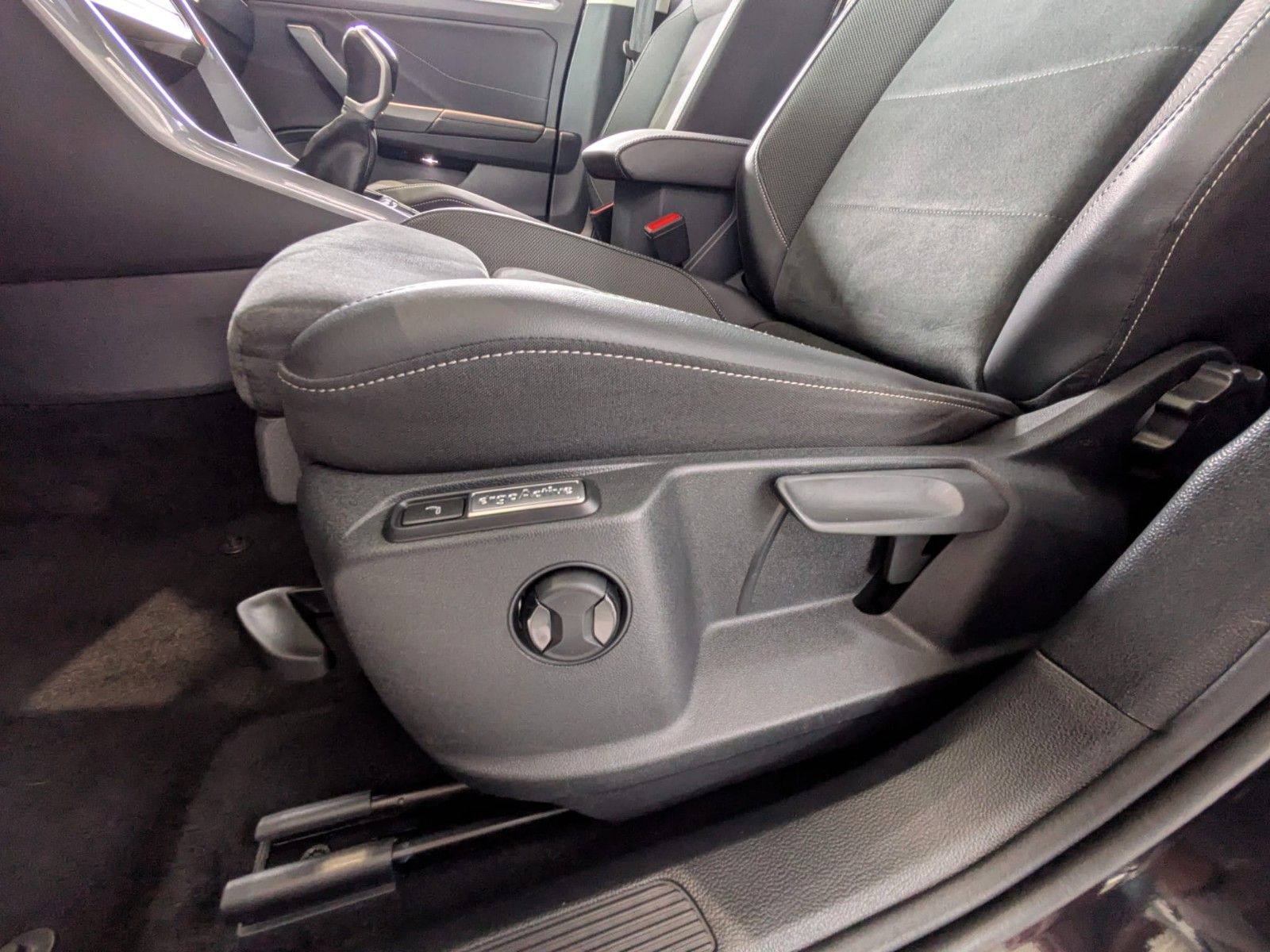 Fahrzeugabbildung Volkswagen T-Roc 2.0 TDI STYLE NAVI SHZ ACC LED CAM AHK