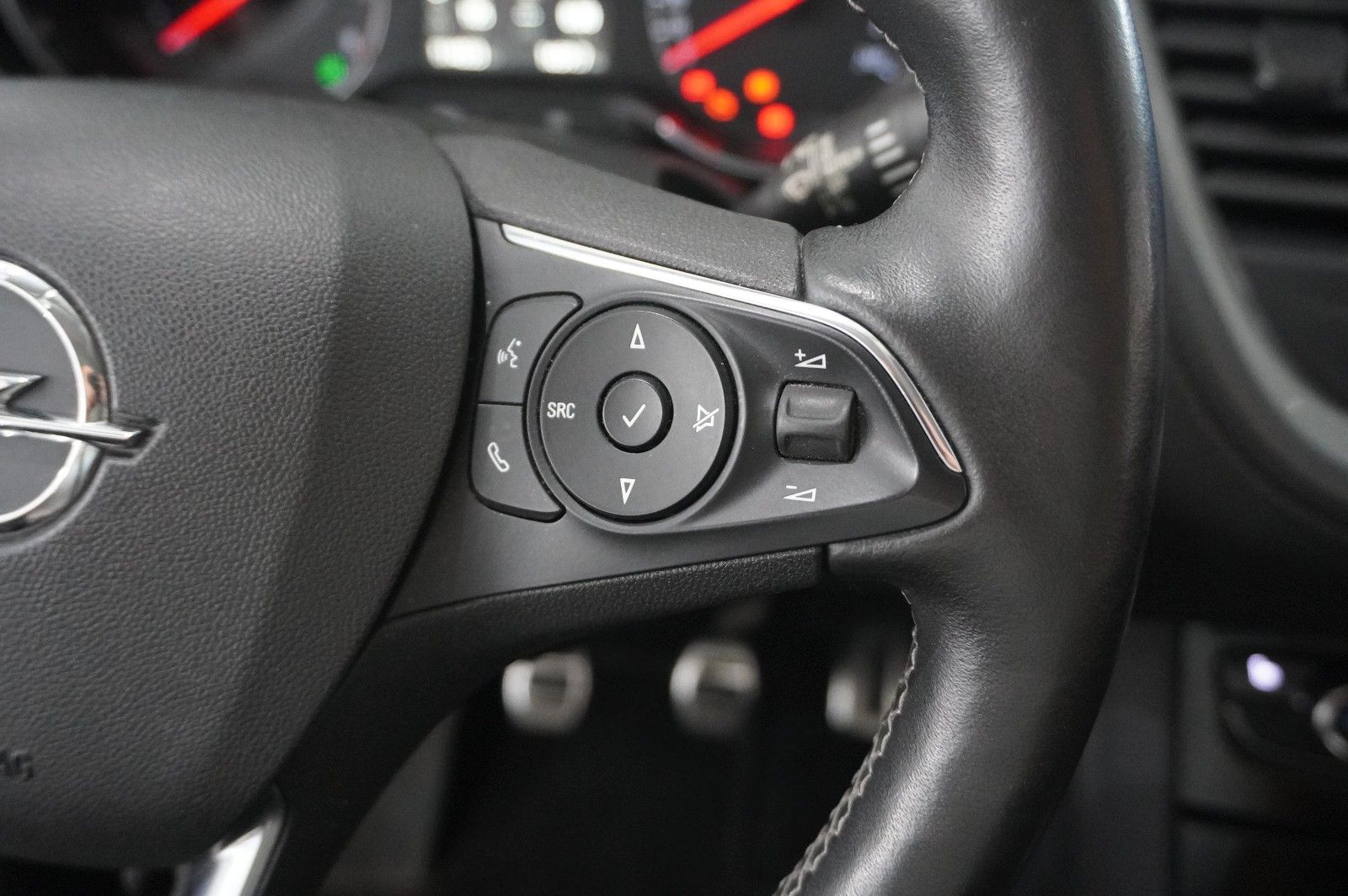 Fahrzeugabbildung Opel Grandland (X) 1.2T INNOV. NAVI/LED/KAMERA/PANO.