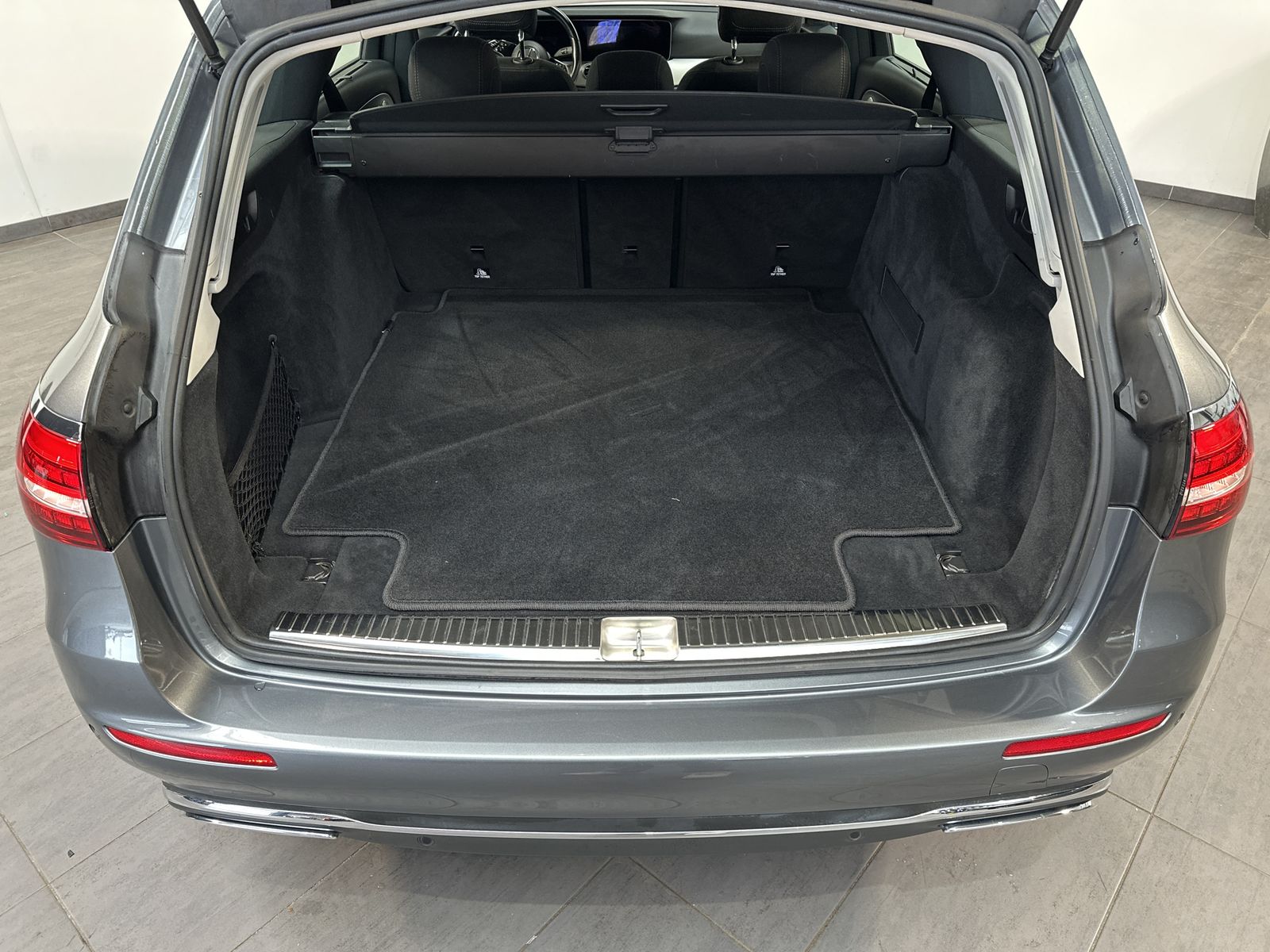 Fahrzeugabbildung Mercedes-Benz E 220d T Avantgarde NAV+LED+KAM+AHK+BURMEISTER