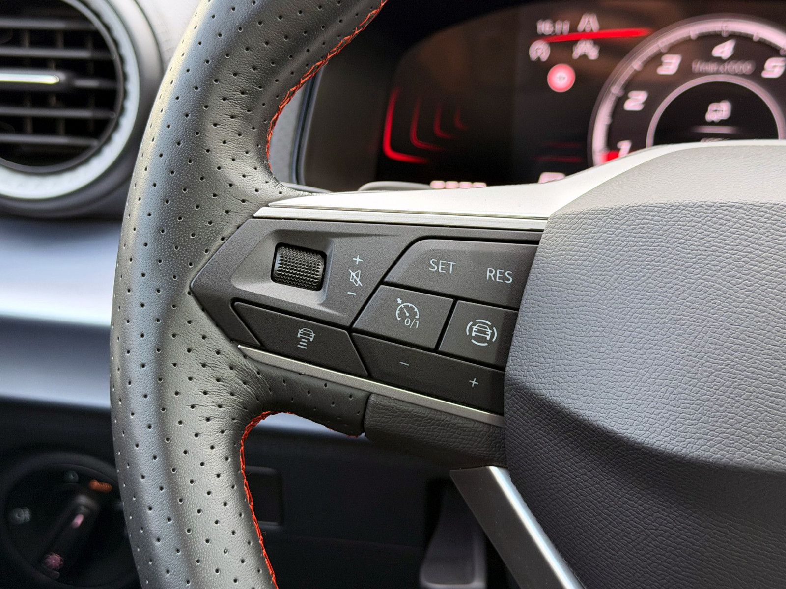 Fahrzeugabbildung SEAT Arona 1.0 TSI DSG FR ACC LED NAV KAM PDC SHZ