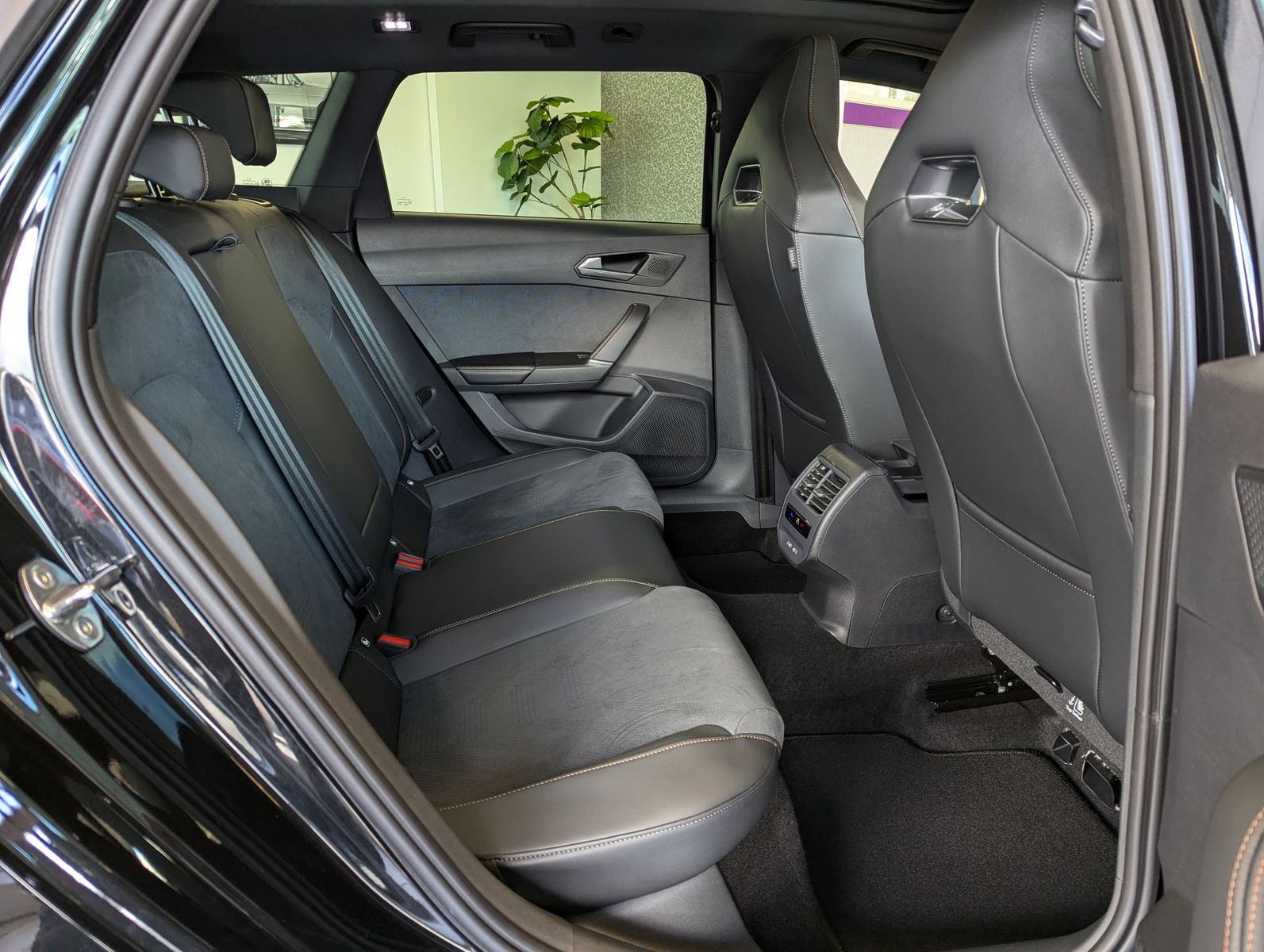 CUPRA Leon 1.5 eTSI Pano Intelligent-Dynamic-Edge-Pake - Image 16