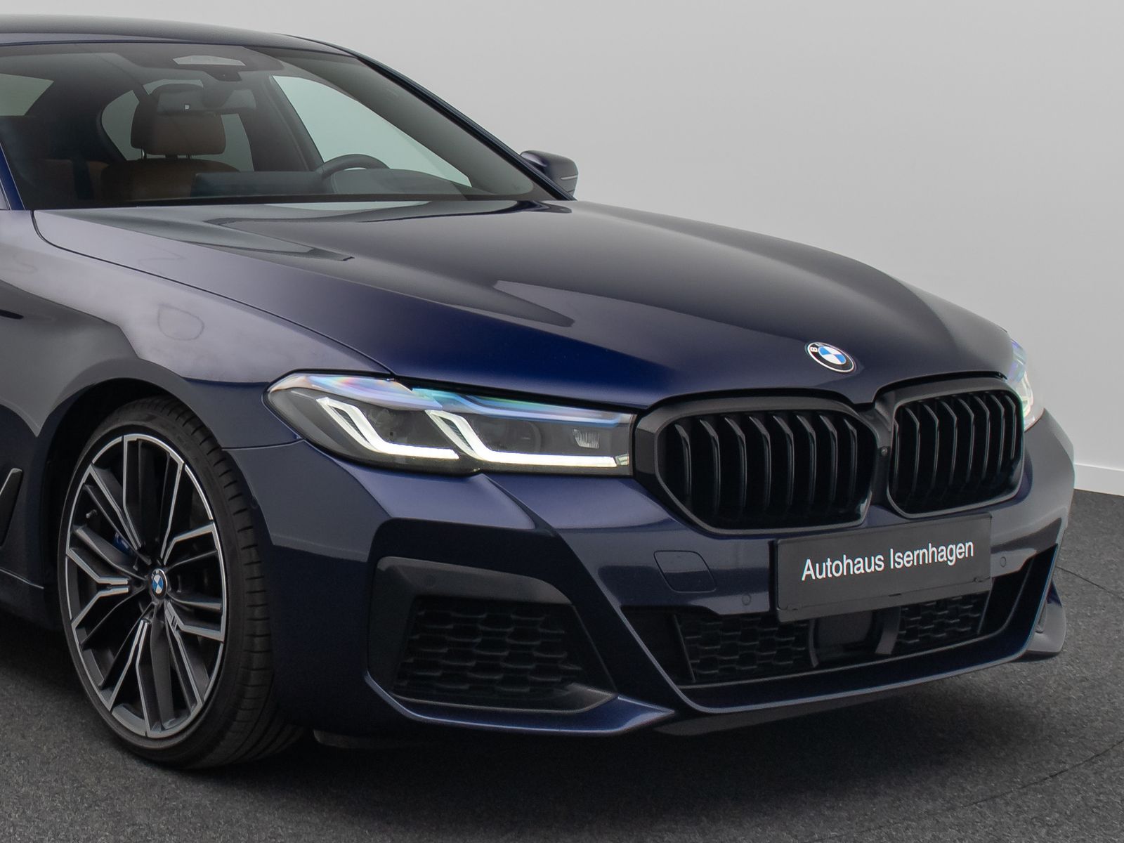 Fahrzeugabbildung BMW M550i xD B&W Laser 360°HUD DAB Komfort 20Zoll