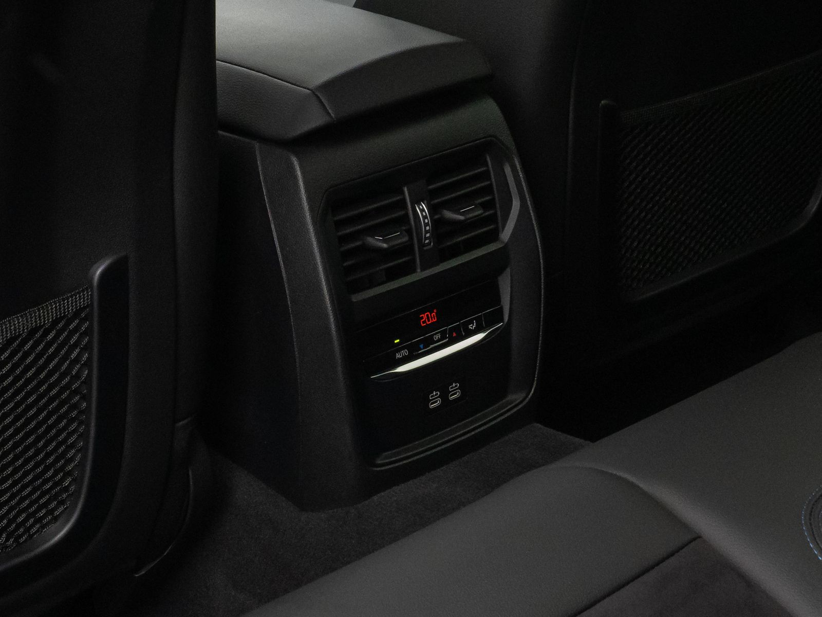 Fahrzeugabbildung BMW 330e M Sport Kamera DAB HUD Alarm Parkassistent