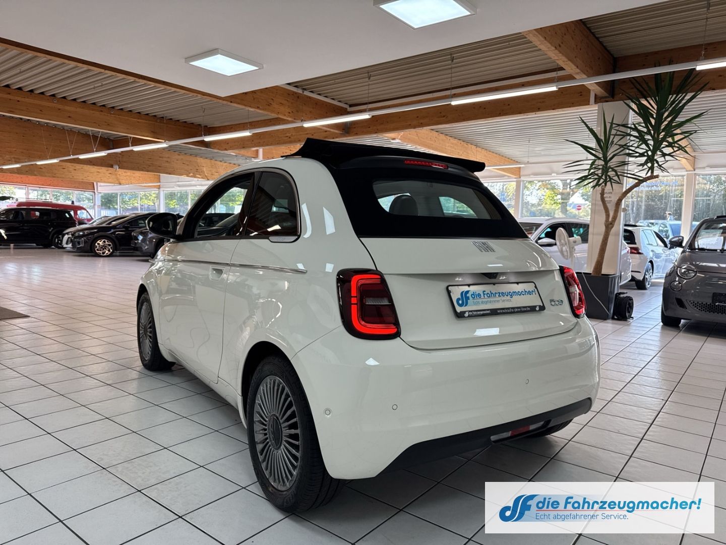 Fahrzeugabbildung Fiat 500 e Apple CarPlay Android Auto Klimaautom Fah