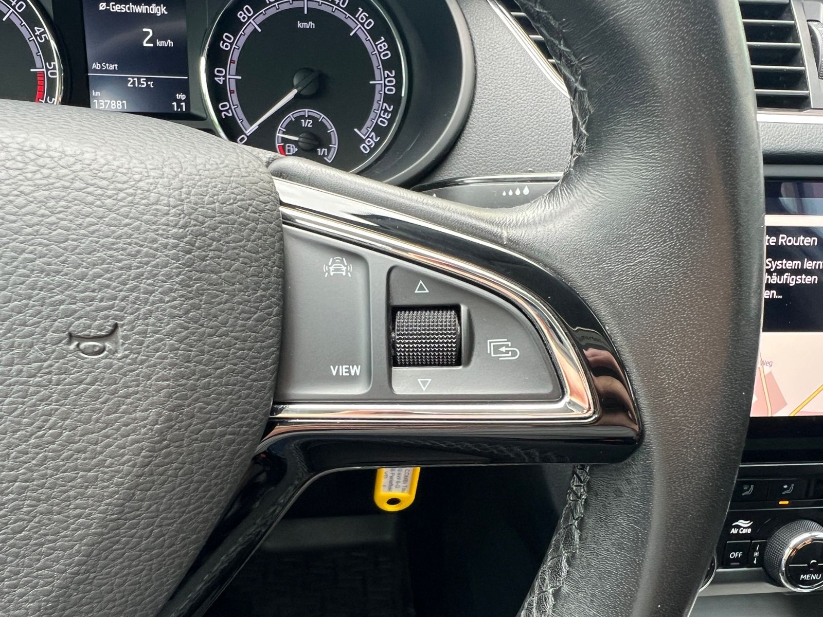 Fahrzeugabbildung SKODA Octavia III Combi Tour 2.0 TDI *AHK, Navi, 16''-