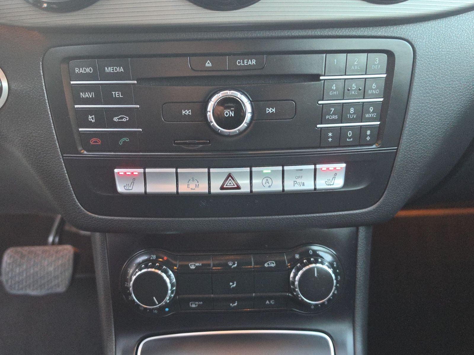 Fahrzeugabbildung Mercedes-Benz B 180 AUTOMATIK KAMERA TEMPOMAT SITZHEIZUNG NAVI