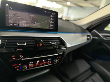 Fahrzeugabbildung BMW 530e xDr Tuor AHK Pano ACC HUD D/K Laserlicht