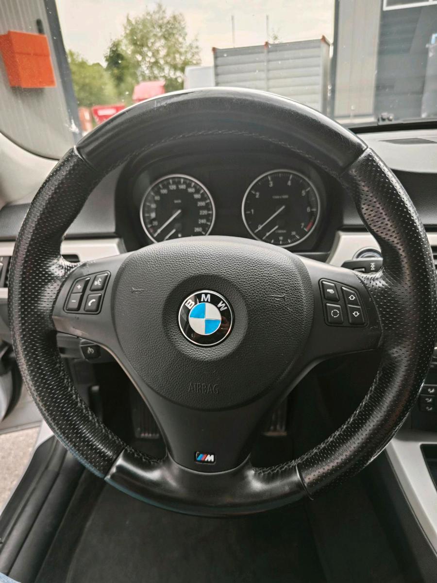 BMW 318 2009 — photo 11