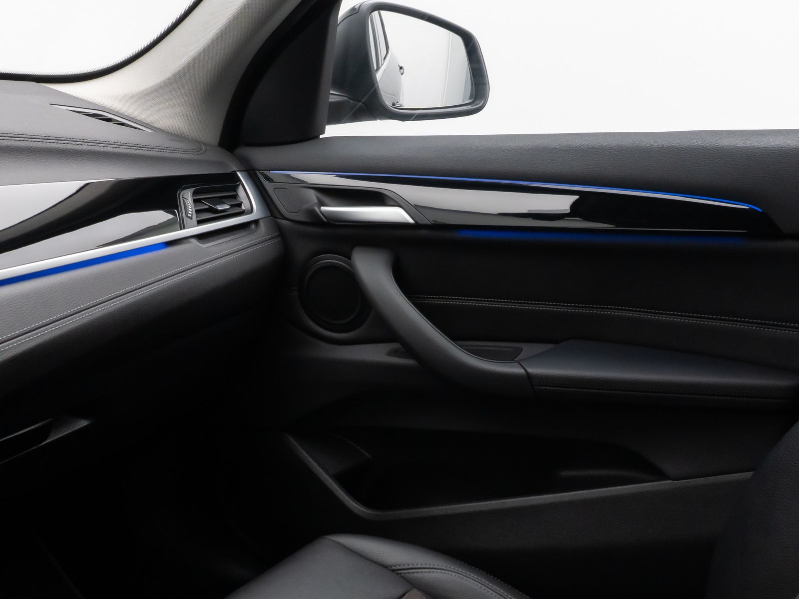 Fahrzeugabbildung BMW X1 sD18d xLine Parkassist HUD DAB Lenkrhzg Alarm