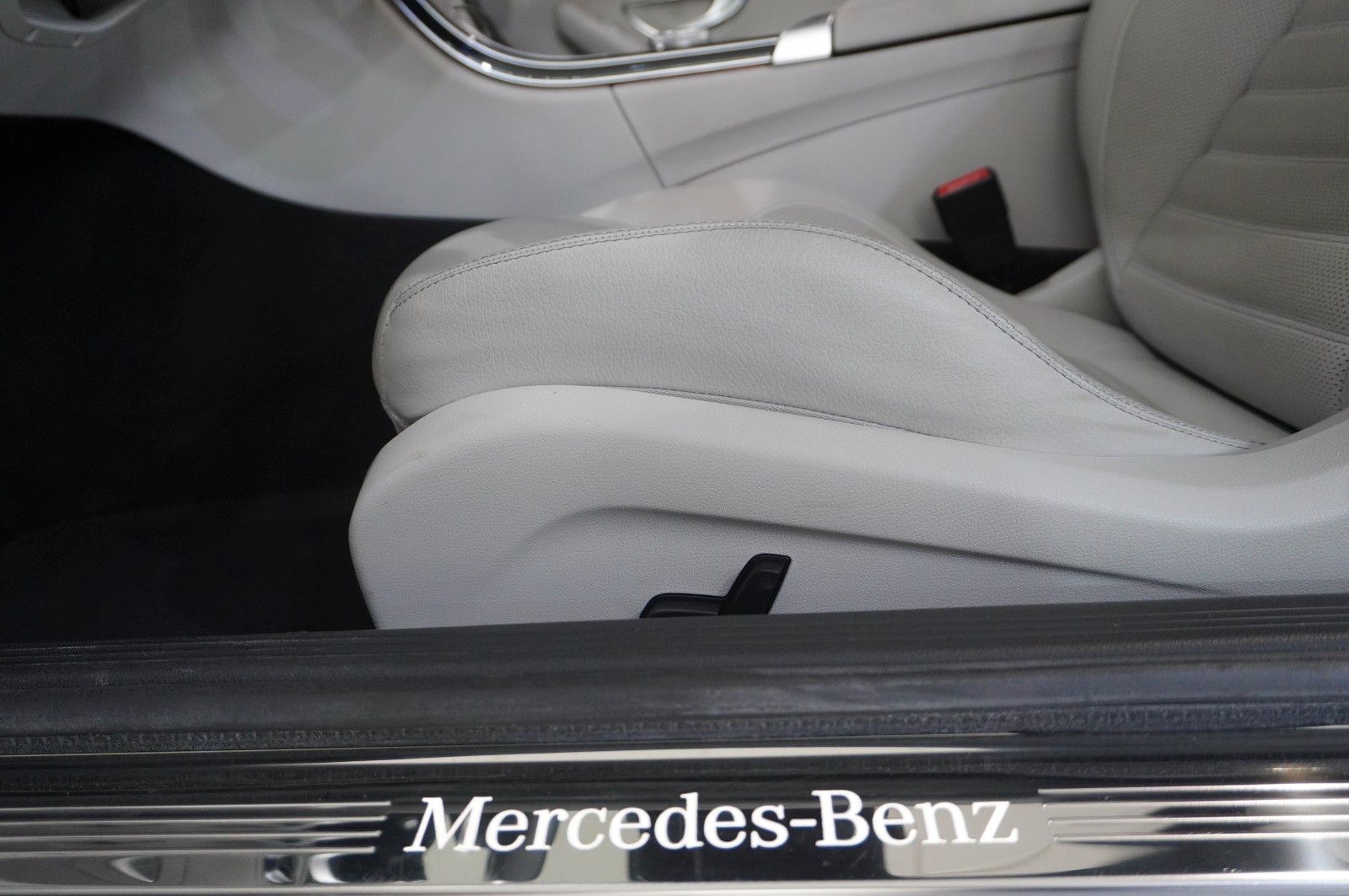 Fahrzeugabbildung Mercedes-Benz C 300 COUPE AMG LINE NAVI/LED/PANO./KAMERA/SPORT