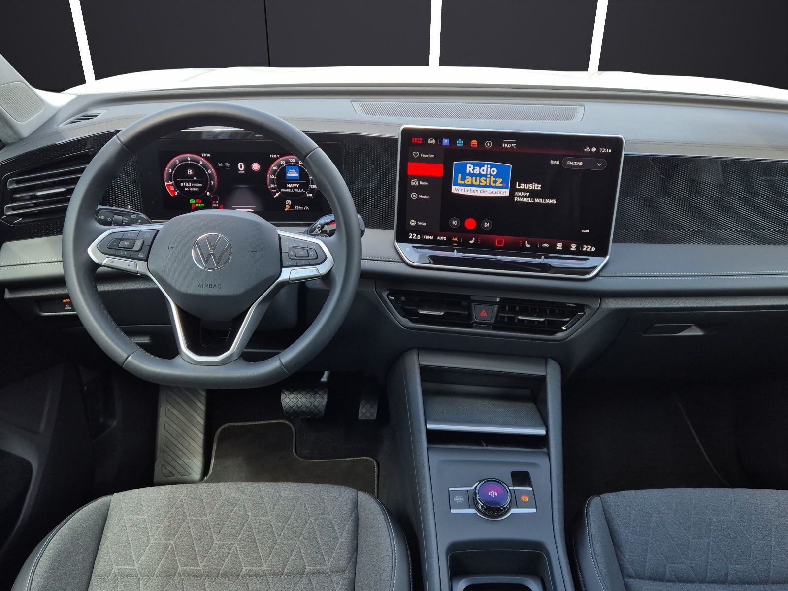 Fahrzeugabbildung Volkswagen Tiguan eTSI Life DSG LED AHK Navi AID ACC RFK SH