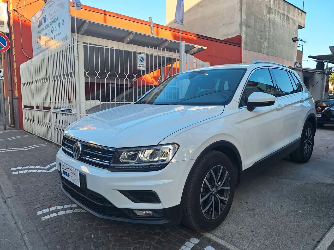 Volkswagen Tiguan - 1