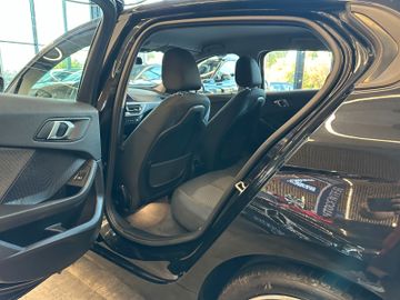 BMW 120 i *HEAD-UP*StandHZ*AHK*SPORT*2-ZONEN*CARPLAY